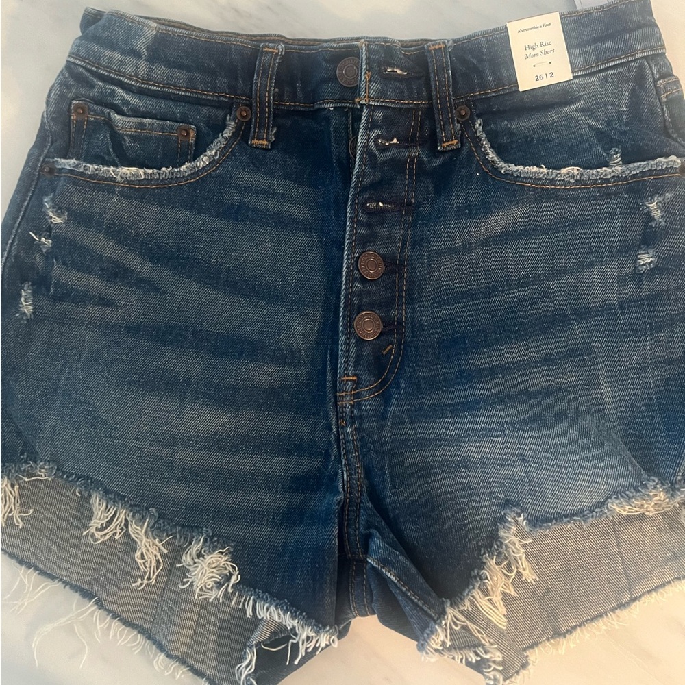 NWT Abercrombie High Rise Mom Short in Size 26